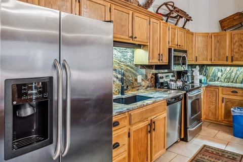 Kitchen: Well-equipped kitchen, granite countertops, adjacent to living room and dining room