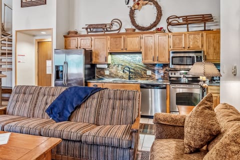 Kitchen: Well-equipped kitchen, granite countertops, adjacent to living room and dining room