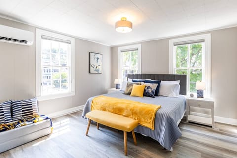 Relax in the King bedroom and enjoy the views above the Annapolis cobblestone streets.