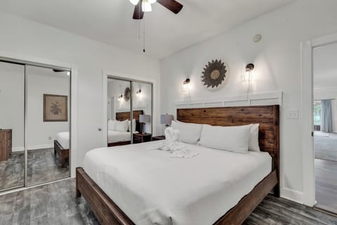 Signature Condo, 3 Bedrooms, Balcony, Golf View | 3 bedrooms, individually decorated, individually furnished, desk