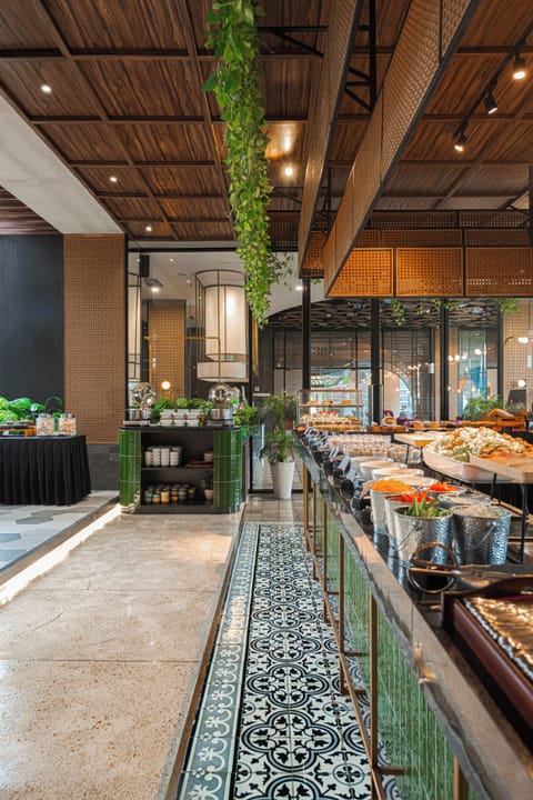 Daily buffet breakfast for a fee