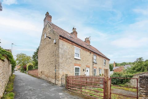 Damson Cottage, Thornton Dale - Host & Stay
