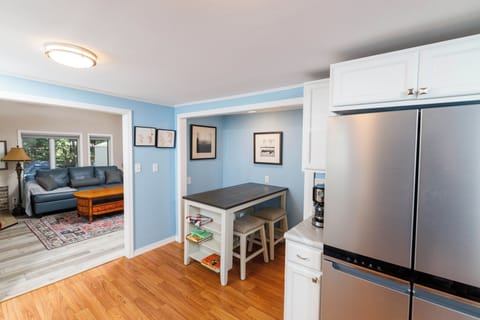 Island includes seating for 4