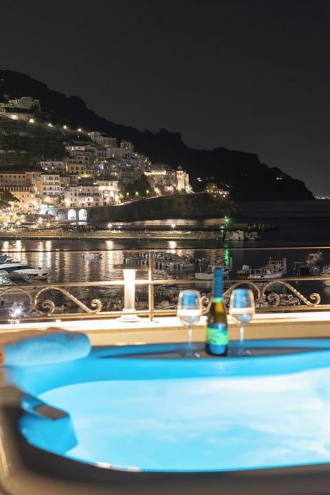 Deluxe Room (External Jacuzzi) | Minibar, in-room safe, desk, free WiFi