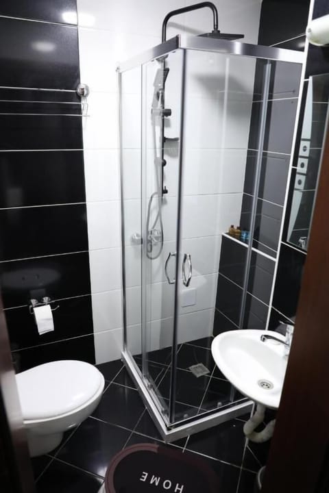 Desk, soundproofing, free WiFi, bed sheets