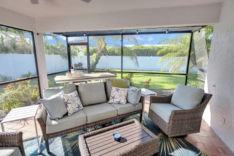 Lanai seating area w/ Fenced Yard