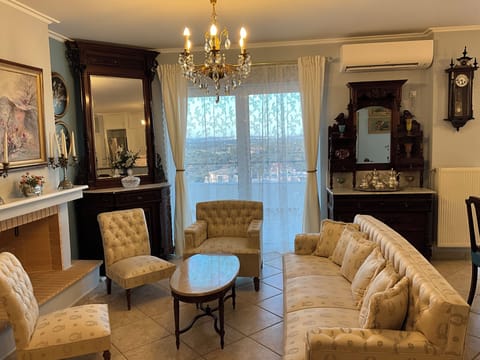 Royal Apartment, Non Smoking, Kitchen | Living area