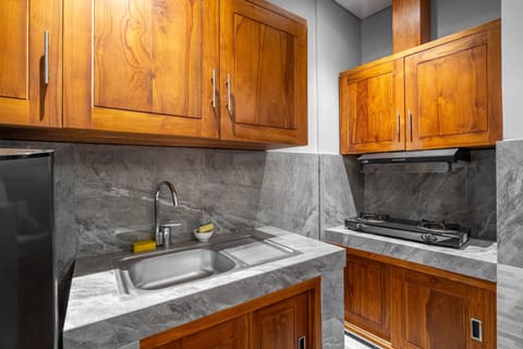 Deluxe Room, 1 King Bed, Kitchen | Private kitchen | Shared fridge, microwave, cleaning supplies