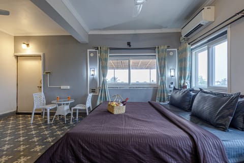 Deluxe Suite, Balcony, Hill View | 1 bedroom, desk, laptop workspace, soundproofing