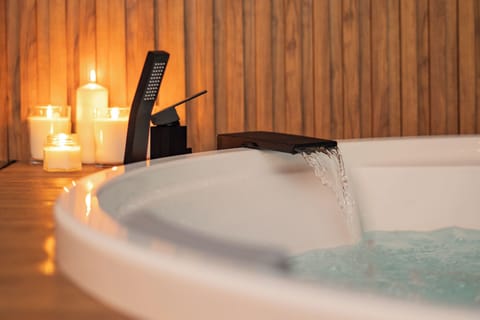 Indoor spa tub