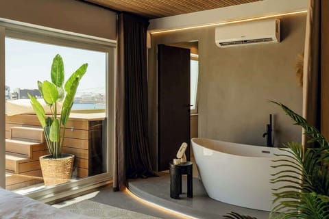 Main bedroom with Super King sized bed (200x200cm) and ensuite, bathtub, direct access to the terrace and swimming pool, and views of Valletta from bed.