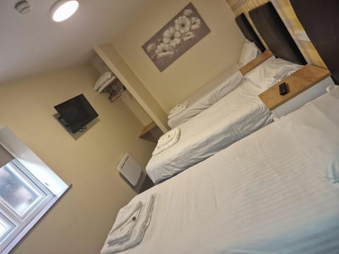 Triple Room | Blackout drapes, iron/ironing board, free WiFi, bed sheets