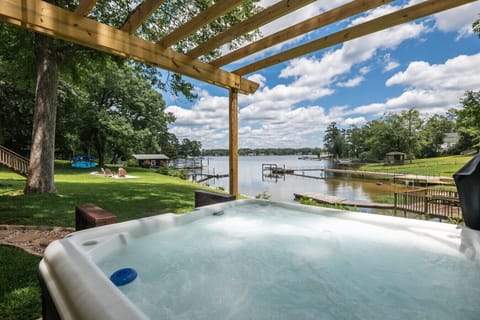 Hot tub w/lake views