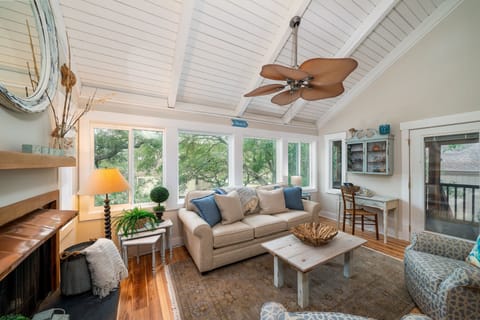 Wonderful open floor plan with vaulted ceilings