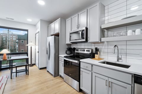 Deluxe Studio | Private kitchen | Fridge, microwave, oven, dishwasher