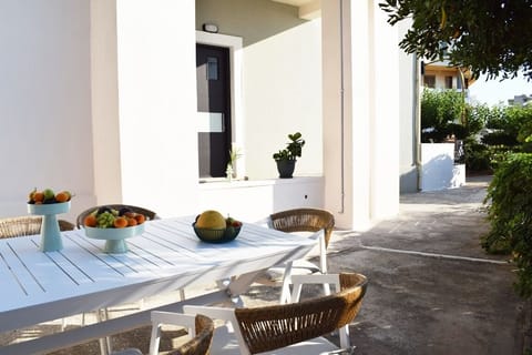 NAOS-Sea front vacation rental by Chania center..entrance