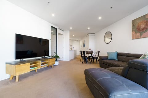 Enjoy our modern lounge with a Smart TV, offering all your favorite streaming services. Ideal for a relaxed evening.