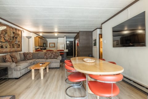 Living Room - Wood Burning Fireplace, Flatscreen TV, Dining Table ( 6 Top )