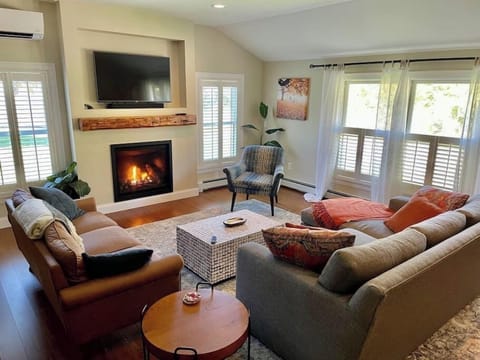 Clean, perfect home a mile from historic Waterbury (4042)