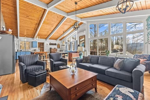 Gorgeous Stowe Chalet: Amazing Location, Mtn Views (5485)