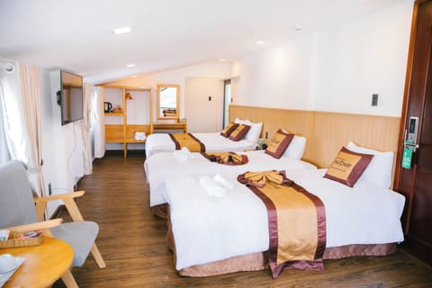 Exclusive Quadruple Room, Multiple Beds, City View | In-room dining
