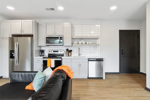 Deluxe Apartment | Private kitchen | Fridge, microwave, oven, dishwasher