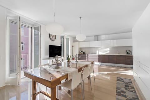 Family Apartment, Multiple Bedrooms, Refrigerator & Microwave (Life & View Luxury Apartment) | Dining