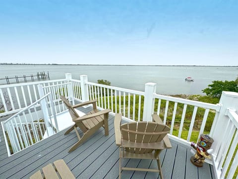 Roof top observation deck with sweeping views of Riverfront
