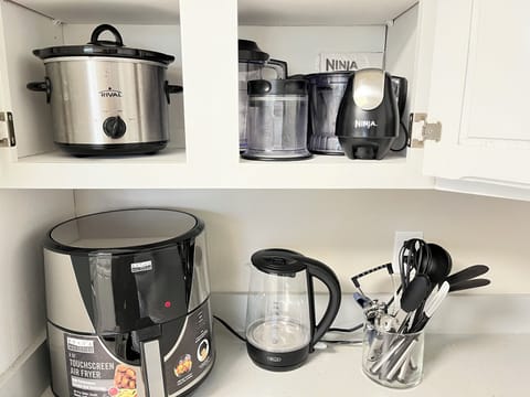 Air frye, blender, kettle and slow cooker