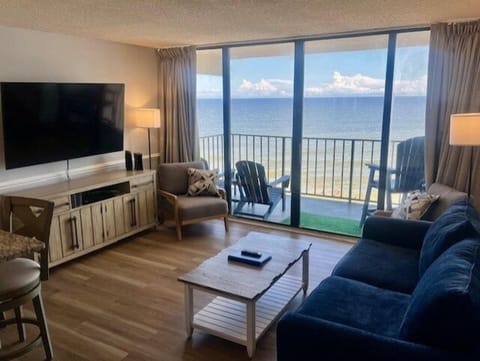 Condo, 2 Bedrooms | Living area