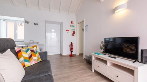 The living room has a Smart TV and a fan to cool down on those warm summer days.
#comfort #relax #smartv #portugal #pt #sintra
