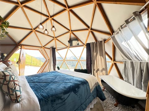 Deluxe Bungalow, Mountain View | Bathroom | Separate tub and shower, free toiletries, hair dryer, bathrobes