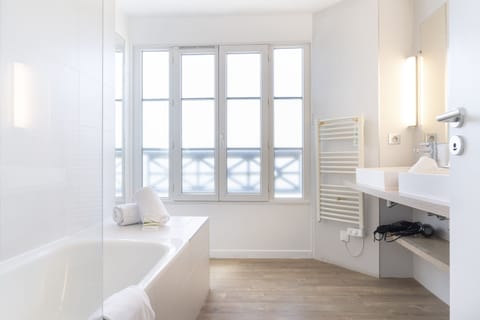 Deluxe Room, 1 Double Bed | Bathroom | Bathtub, free toiletries, towels