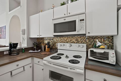 Full Kitchen with main appliances