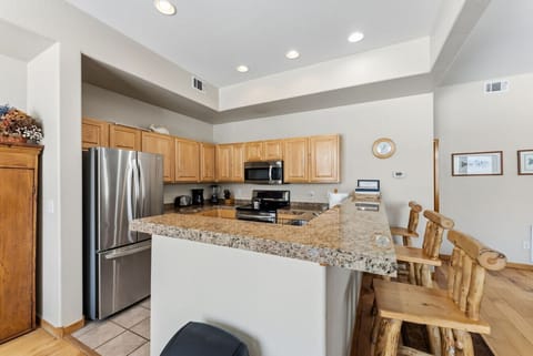 Fully equipped kitchen, main floor with bar seating