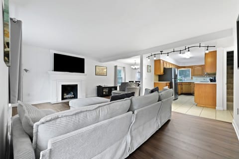 Peaceful Portage Lakes Retreat • Spacious 3BR on Private 1‑Acre Lot House in Akron