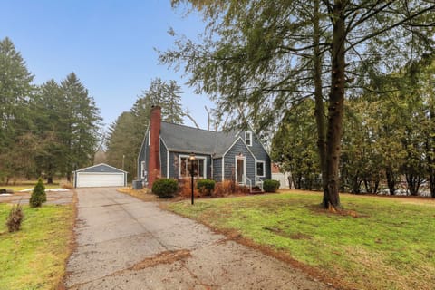 Peaceful Portage Lakes Retreat • Spacious 3BR on Private 1‑Acre Lot House in Akron