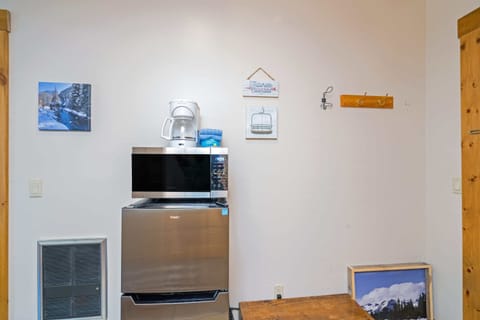 Main Room: 1 queen, 1 full pull-out, gas fireplace, 50” TV, kitchenette