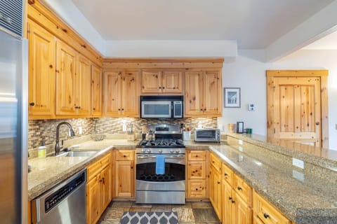 Kitchen: Well-equipped kitchen, stainless steel appliances, kitchen bar w/4 bar stools