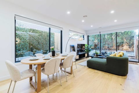55' Smart TV Lounge