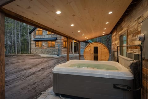 Timber & Tin - Sauna + Hot Tub