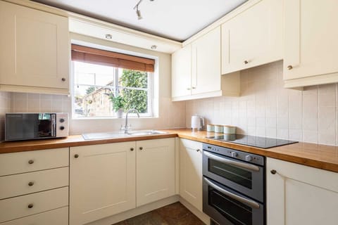 Byre Cottage, Hutton-Le-Hole - Host & Stay