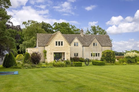 Keepers Lodge Garden - StayCotswold