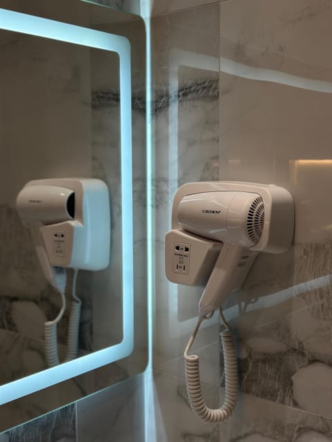 Combined shower/tub, hair dryer, slippers, towels