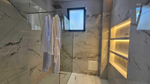 Luxury Suite | Bathroom | Combined shower/tub, hair dryer, slippers, towels