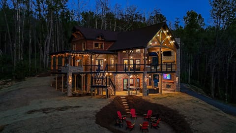 Enjoy the night scene from the firepit with your family or friends while enjoying your choice of beverage.