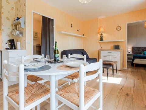 Table, Property, Furniture, Couch, Tableware, Interior Design, Wood, Chair, Living Room, Flooring