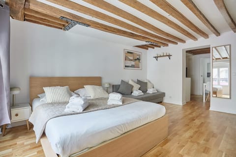 Chambre avec lit queen size et canapé lit