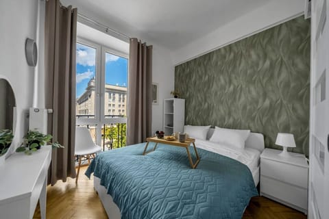 Private Bedroom with Queen Bed | Book Now with RENTUJEMY