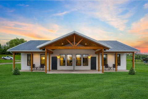 Enjoy Modern duplex w/ large front patio (extendable patio divider for extra privacy) (grass enhanced w/ AI)